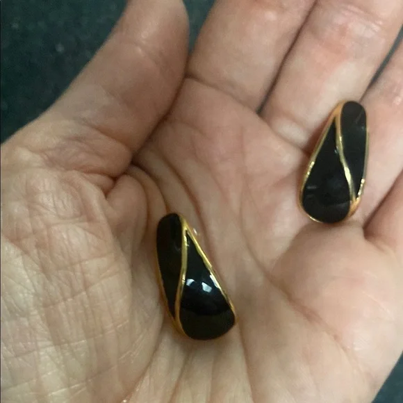 Trifari vintage 90s Black and Gold Earrings - Picture 6 of 7